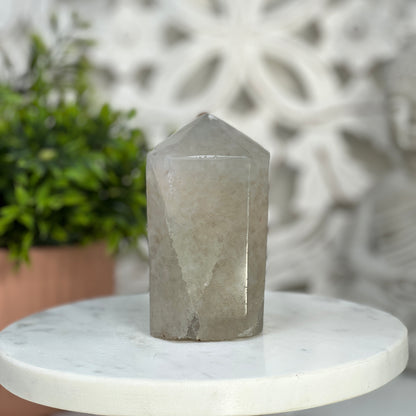 Quarz-Obelisk mit präziser prismatischer Kristallstruktur
