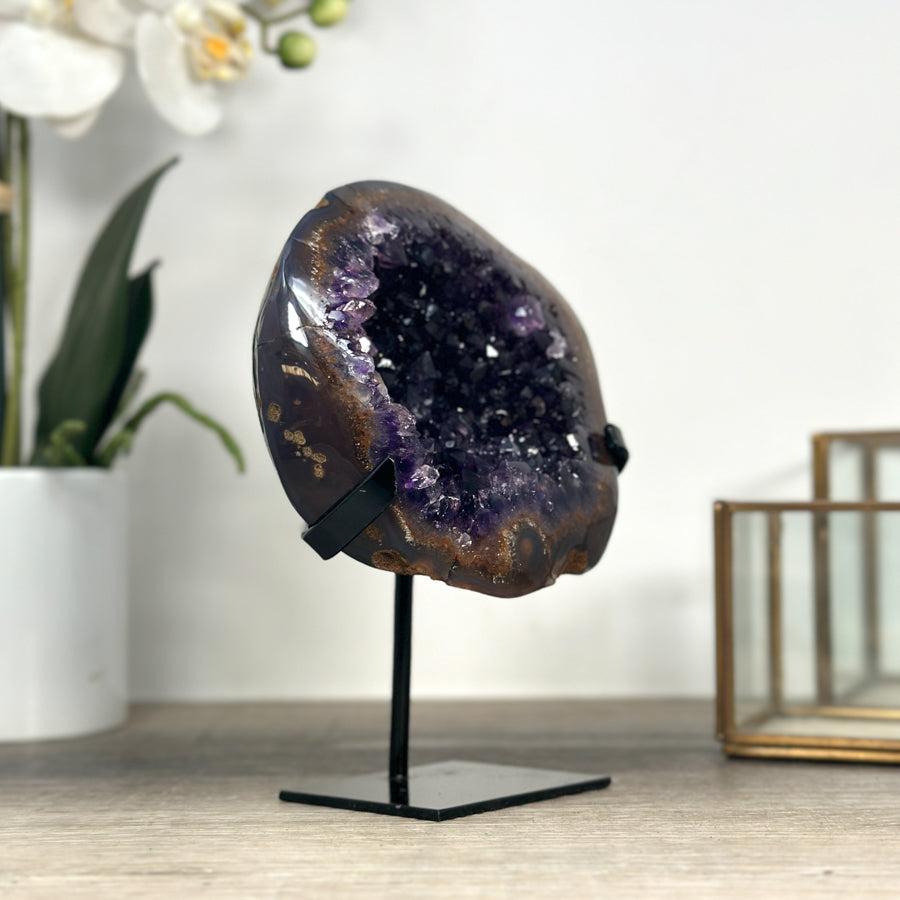 Amethyst-Geode mit intensiv purpurner Farbzone