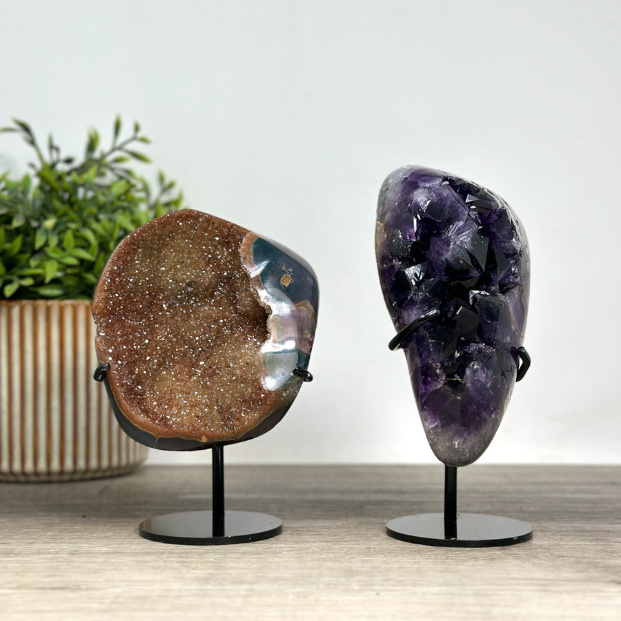 Kristallenskulpturen-Set 4-teilig, aus Naturstein mit facettenreicher Mineralstruktur