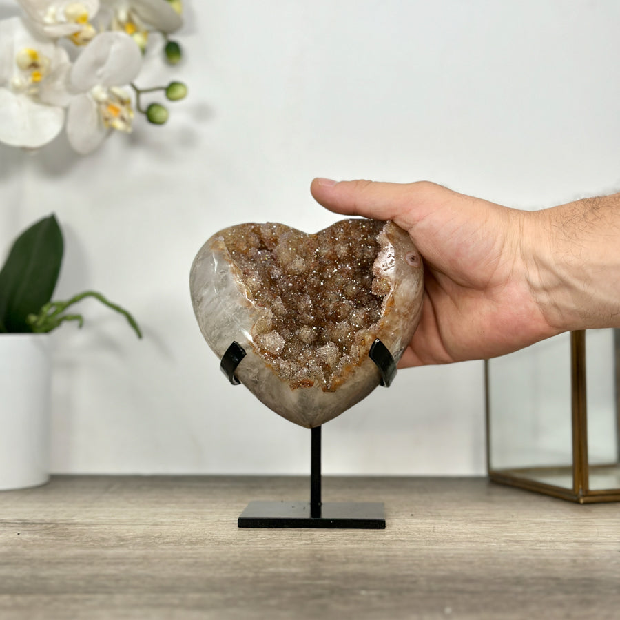 Quarz-Herzskulptur mit warm schimmernder, karamellfarbener Quarzstruktur