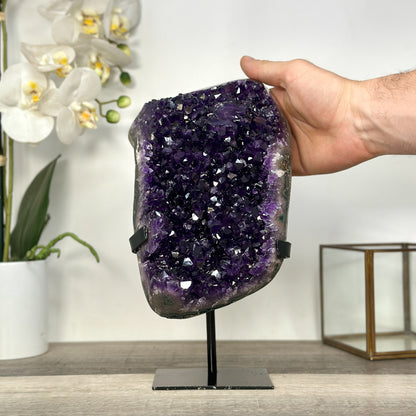 Amethyst-Cluster mit kompakt gewachsener, facettenreicher Kristallstruktur