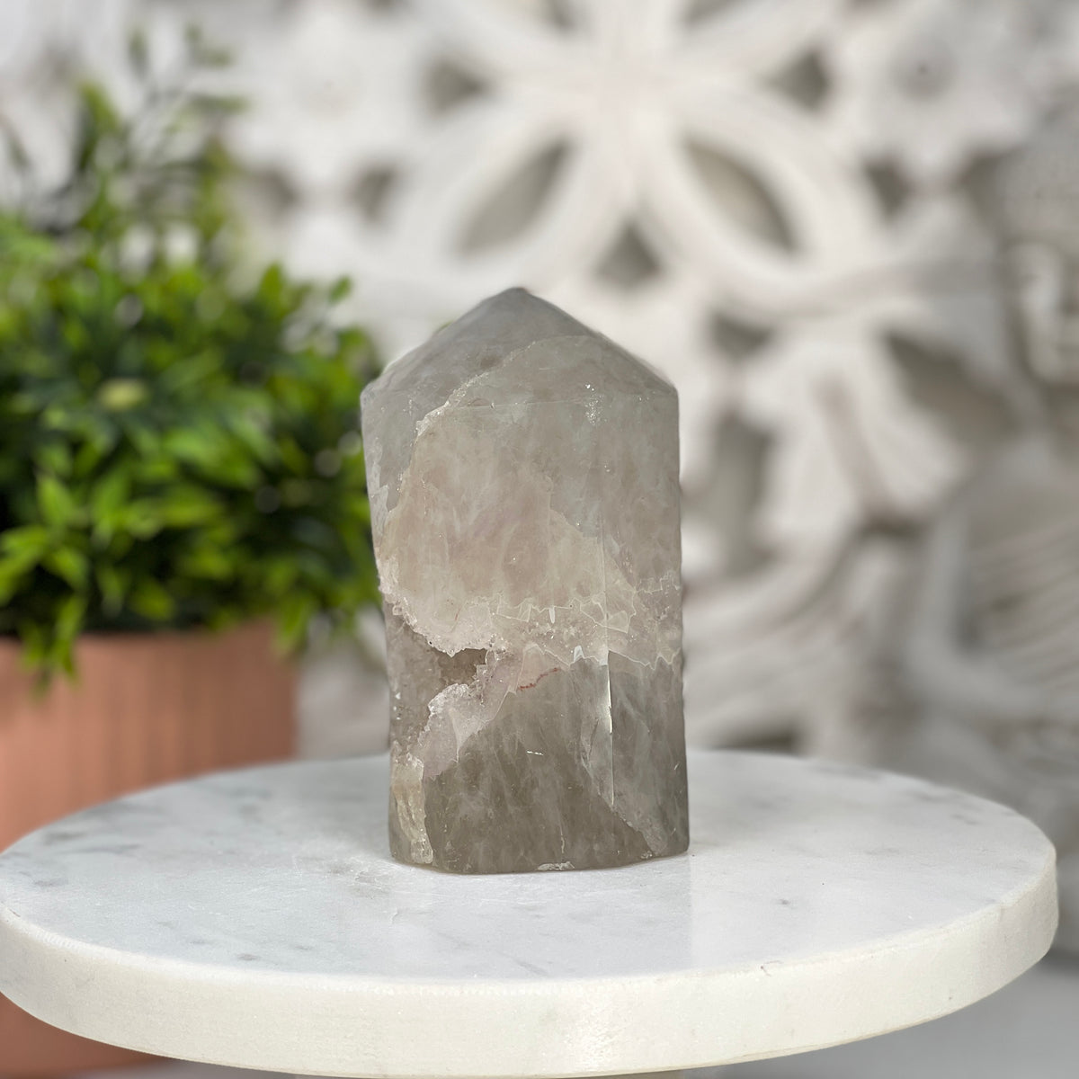 Quarz-Obelisk mit präziser prismatischer Kristallstruktur