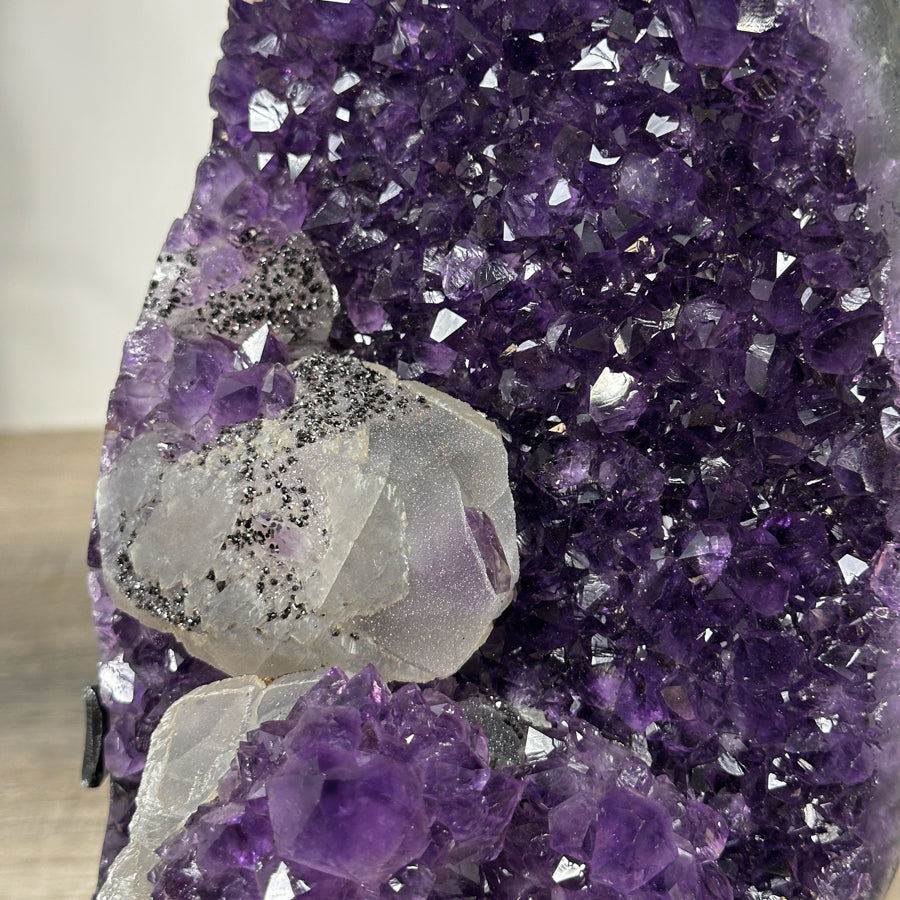 Amethyst-Stein mit kontrastreicher Kalzit- und schwarzer Hämatit-Matrix