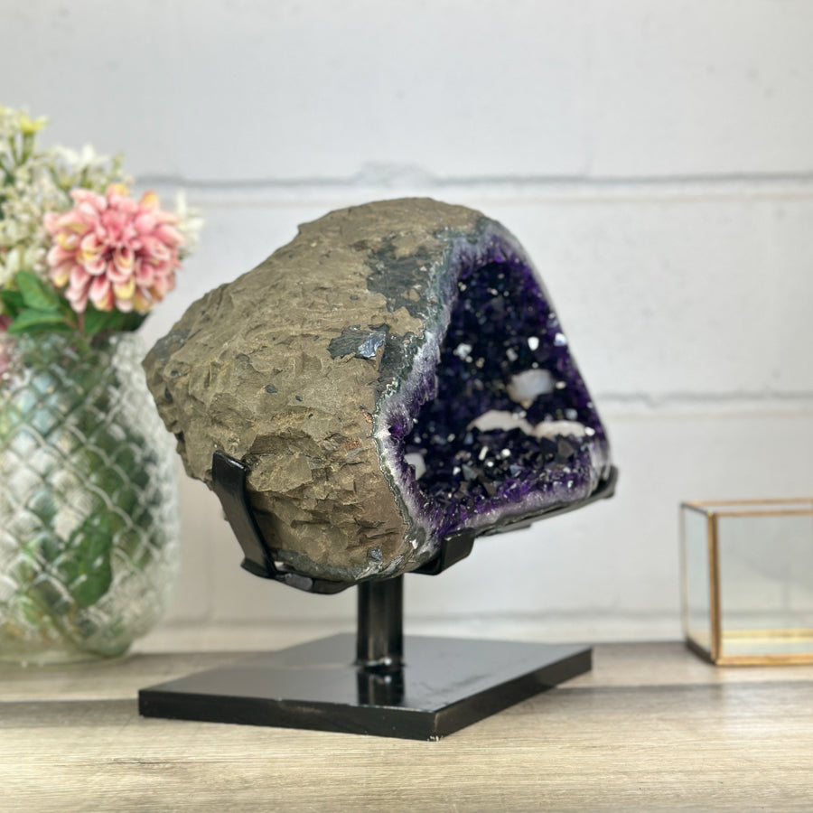 Detailaufnahme der eben geschnittenen Gesteinsbasis, die für einen sicheren und stabilen Stand der massiven Naturstein-Skulptur sorgt.