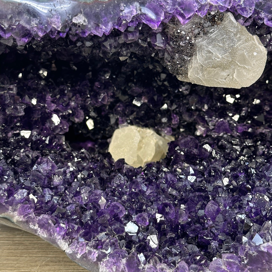 Nahaufnahme des rechten Kammerbereichs der Geode, der die hohe Dichte und Lichtreflexion der natürlichen Amethyst-Kristalle zeigt