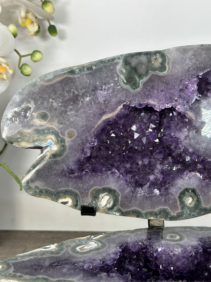 Makroaufnahme im Inneren der Steinschatulle mit Fokus auf die funkelnden, intensiv violetten Amethyst-Kristallspitzen.