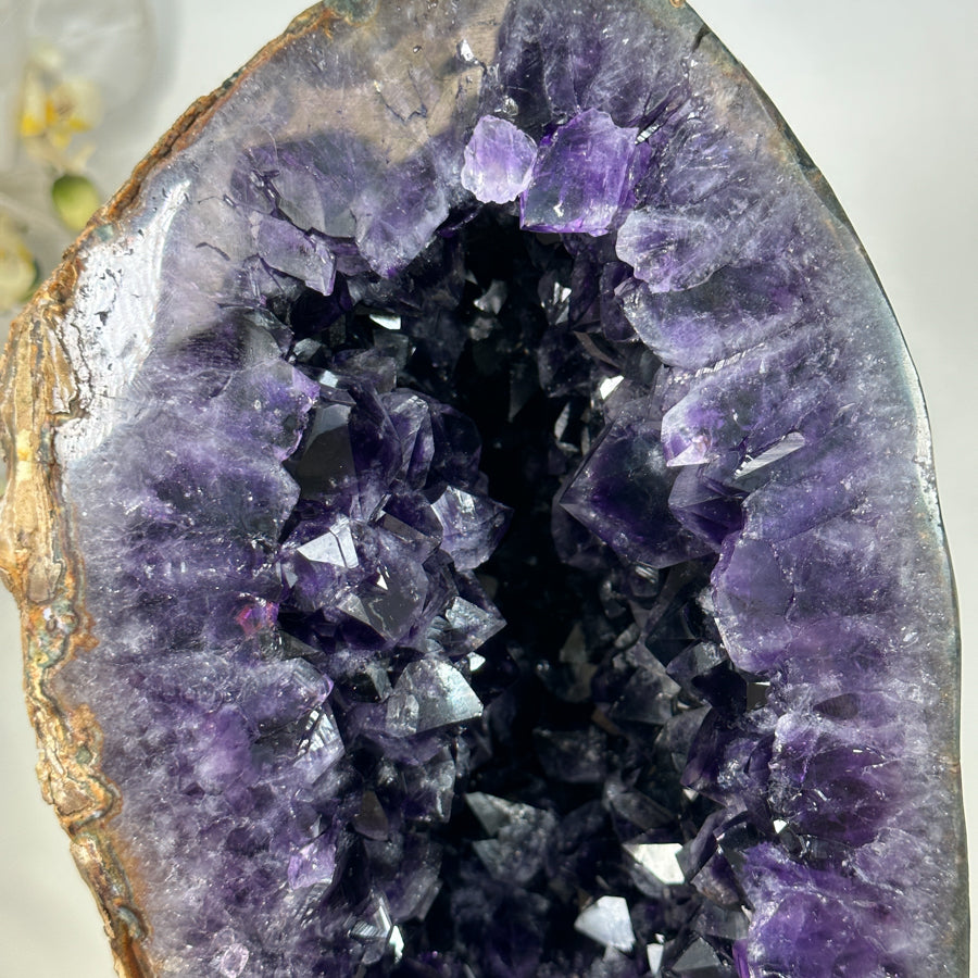Makroaufnahme im tiefen Inneren der Kristallhöhle, die die funkelnde Qualität und die intensive violette Färbung der Kristalle zeigt.