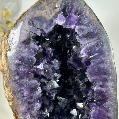 Makroaufnahme im tiefen Inneren der Kristallhöhle, die die funkelnde Qualität und die intensive violette Färbung der Kristalle zeigt.
