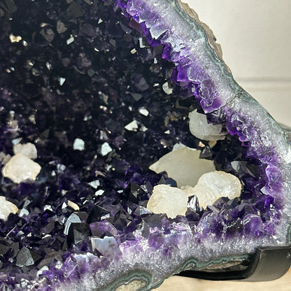 Detailansicht der dicht an dicht gewachsenen, natürlichen Amethyst-Kristallspitzen, die das Licht facettenreich brechen.