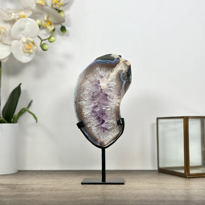 Echte Quarz- und Amethyst-Platte aus Uruguay mit klarer, hell-transparenter Kristallstruktur auf einem maßgefertigten, schwarzen Metallständer.
