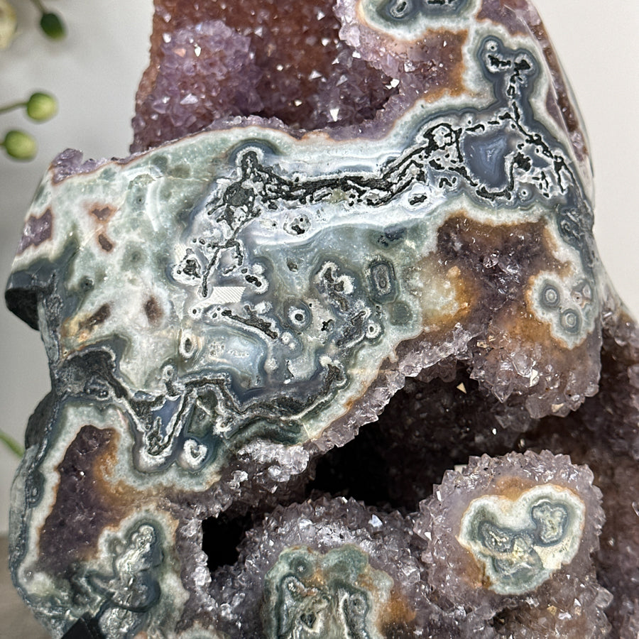 Jaspis-Amethyst-Kristall mit spannungsreicher, grün durchzogener Matrix, in ausgewählter Spitzenqualität