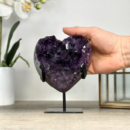 Amethyst-Herzskulptur mit großkristalliner, intensiv violetter Kristallbildung