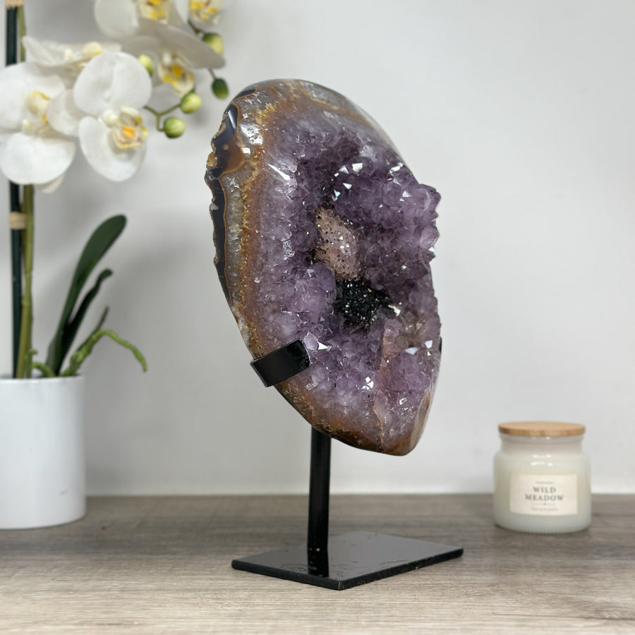 Amethyst-Cluster mit schwarzer Hämatitformation