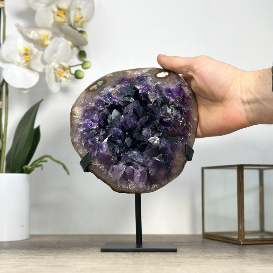 Amethyst-Kristallcluster mit lebendig strukturierter Oberfläche