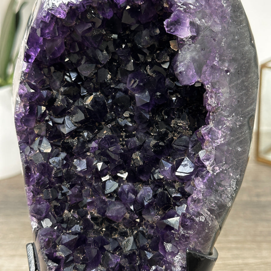 Amethyst-Geode mit offener, harmonischer Kristallarchitektur