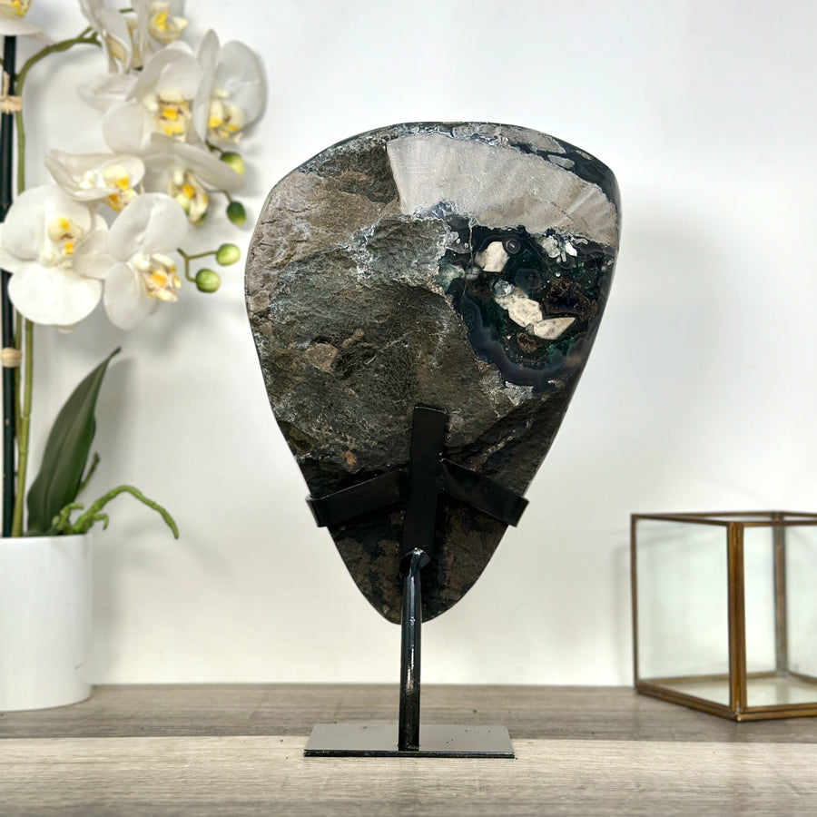 Amethyst-Geode mit intensiv violetter Kristallstruktur