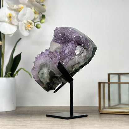 Amethyst-Kristallcluster mit plastisch ausgeformter Kalzit-Struktur
