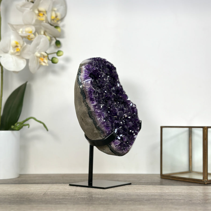 Amethyst-Kristallcluster mit lebendig schimmernder Farbintensität