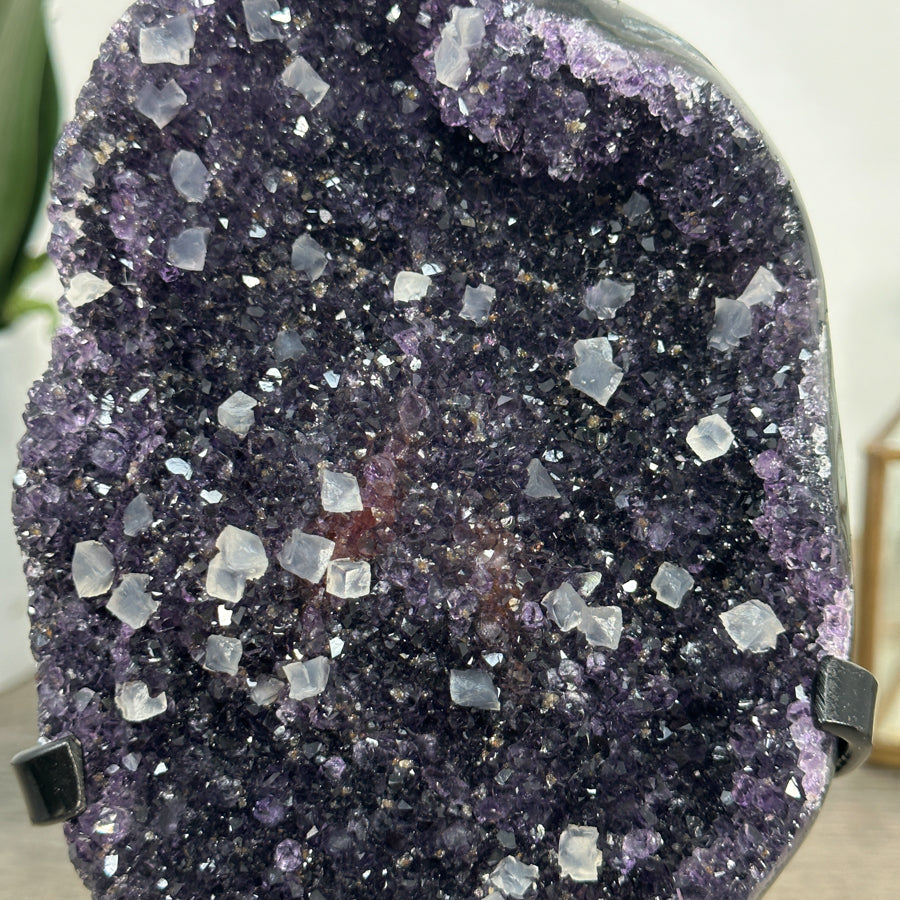 Amethyst-Matrix mit eingewachsenen Kalzitkristallen