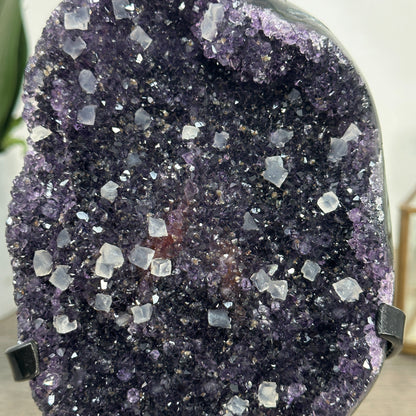Amethyst-Matrix mit eingewachsenen Kalzitkristallen