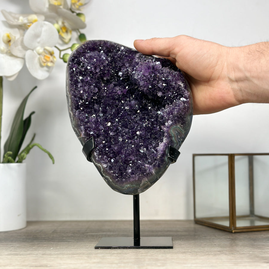 Amethyst-Kristallcluster mit frei stehender Spitzenarchitektur