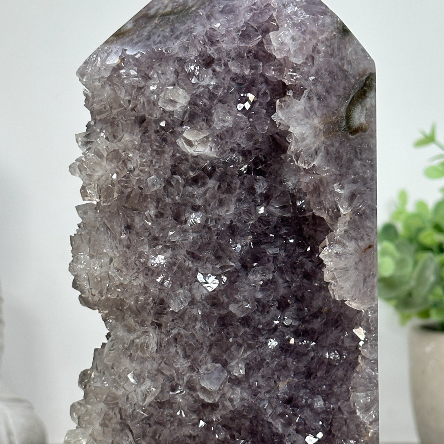 Amethyst-Obelisk mit klar ausgebildeter Kristallstruktur