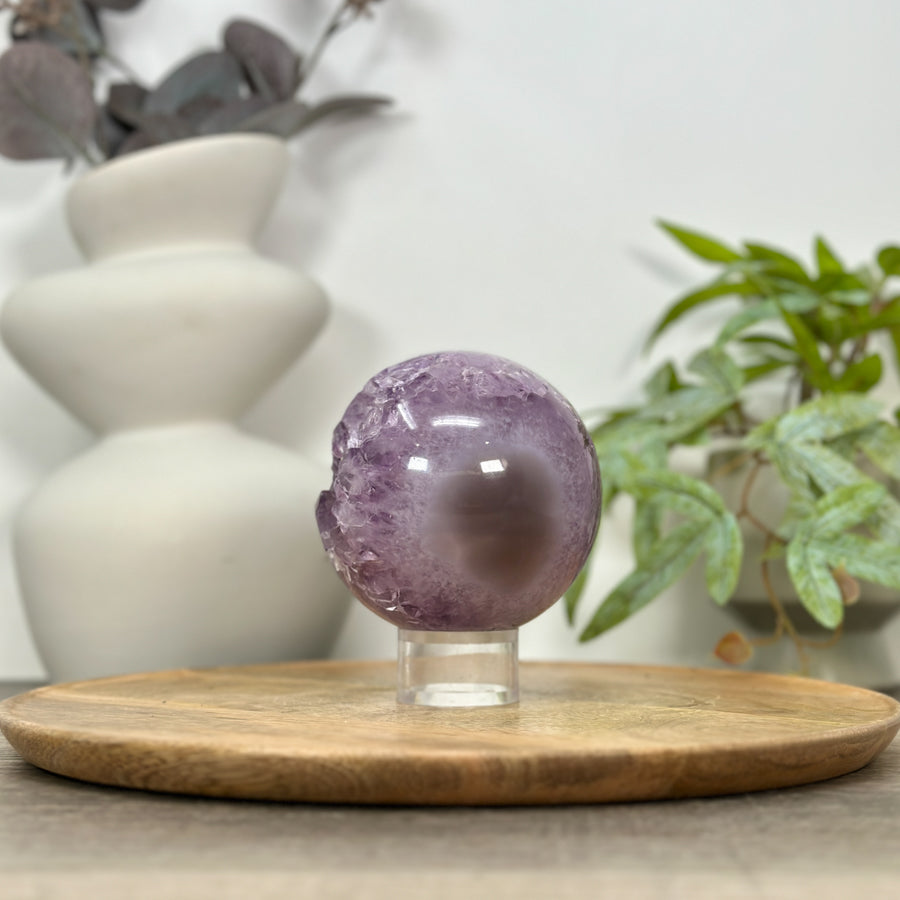 Amethyst-Steinkugel mit kraftvoller Kristallformation und ausgeprägter Struktur