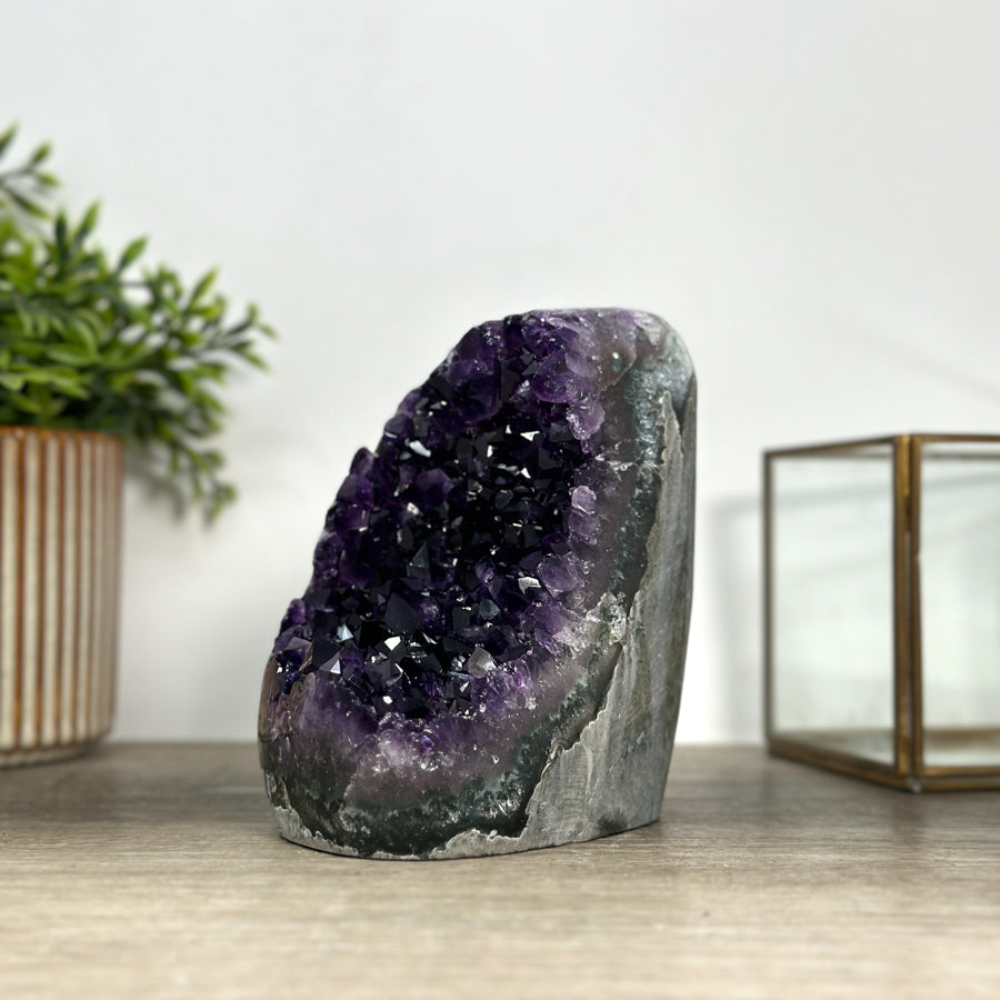 Amethyst-Druse mit klar definierten, violetten Kristallspitzen