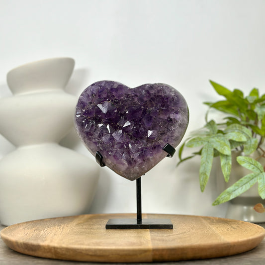 Amethyst-Kristallherz mit dicht gewachsener, purpurner Kristallstruktur
