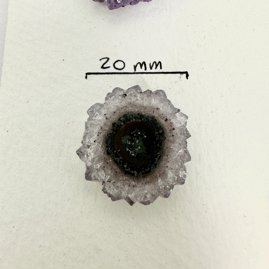 Amethyst-Grünjaspis-Stalaktiten-Scheiben mit farbintensiver Mineralstruktur