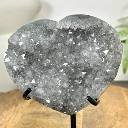 Bergkristall-Herzskulptur mit kristallklarer, prismatischer Quarzstruktur