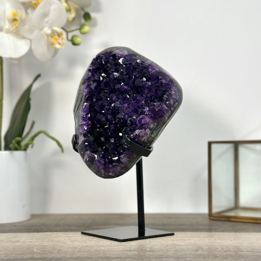 Amethyst-Geode mit klarer, lichtreflektierender Kristallstruktur