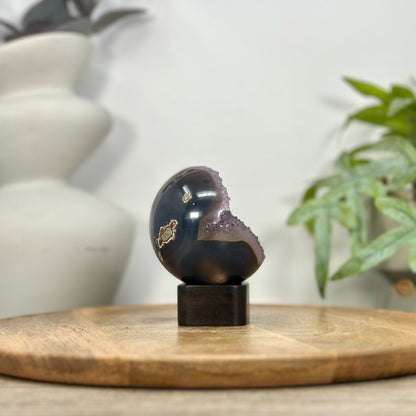 Amethyst-Sphäre mit intensiven violetten Nuancen und Zuckerquarzkristallen