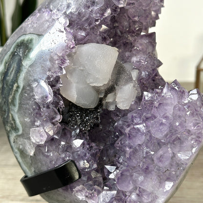Amethyst-Kristallcluster mit plastisch ausgeformter Kalzit-Struktur