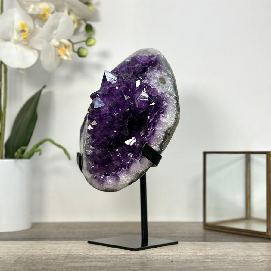 Amethyst-Geodencluster mit kontrastierender Quarz-Matrix