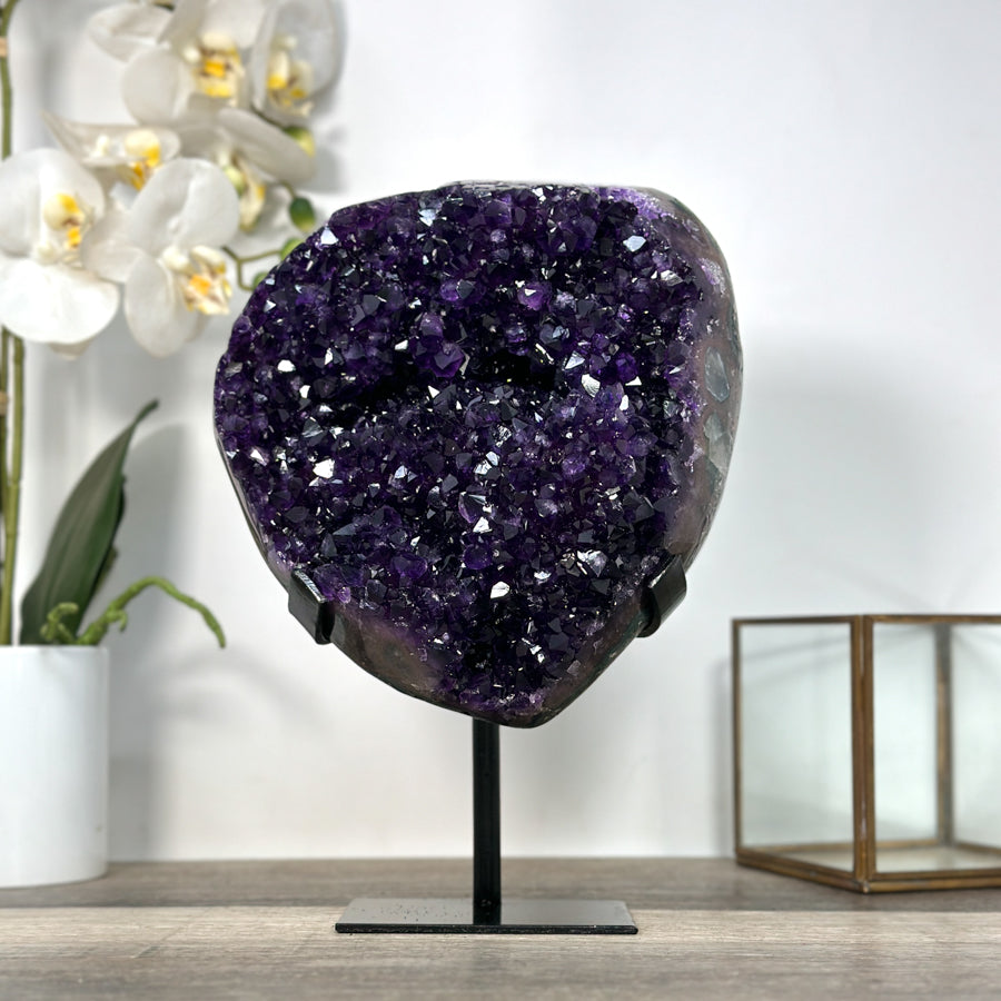 Amethyst-Kristallcluster mit tiefviolett funkelnder, transparenter Kristallspitze