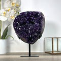 Amethyst-Kristallcluster mit tiefviolett funkelnder, transparenter Kristallspitze