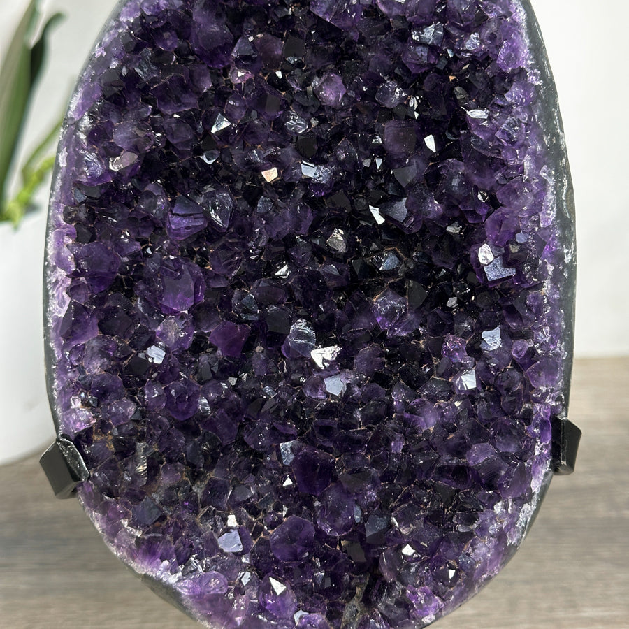 Amethyst-Kristallgeode mit klar definierter Kristallkammer