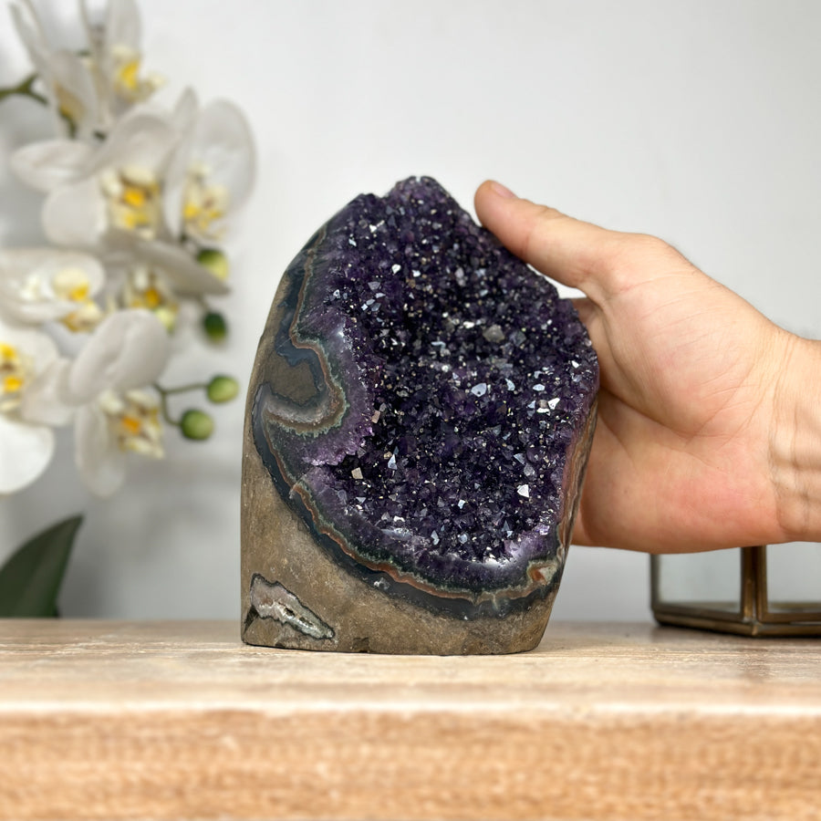 Amethyst-Geode mit tiefvioletter, gleichmäßig gewachsener Kristallstruktur