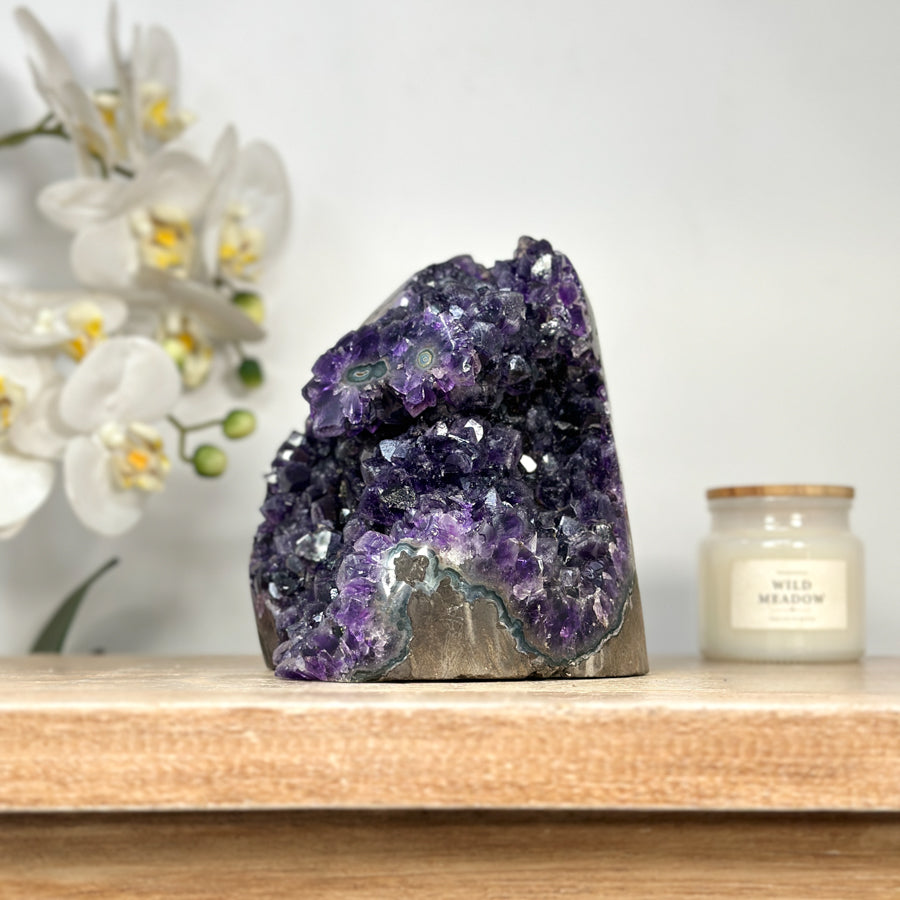 Amethyst-Druse mit intensiv tiefvioletter Kristallstruktur