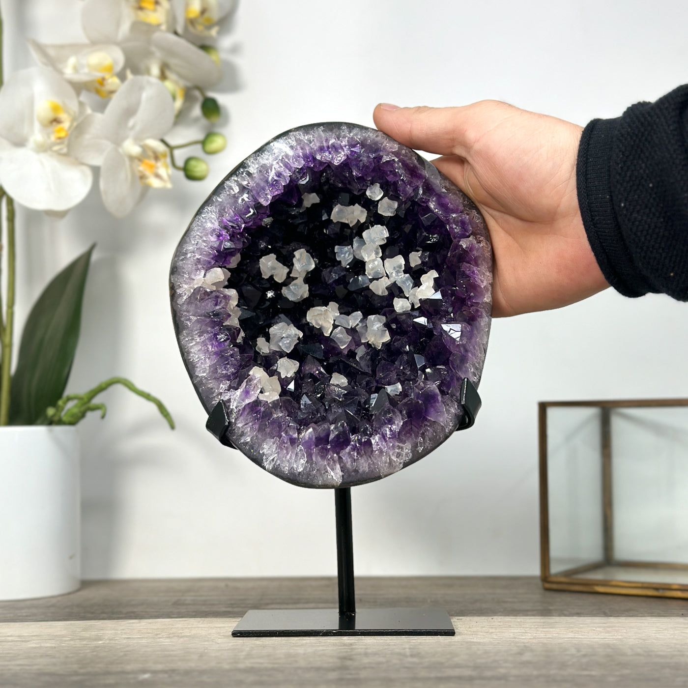 Amethyst-Geode mit klar ausgebildeter Kalzitstruktur und differenzierter Kristallbildung