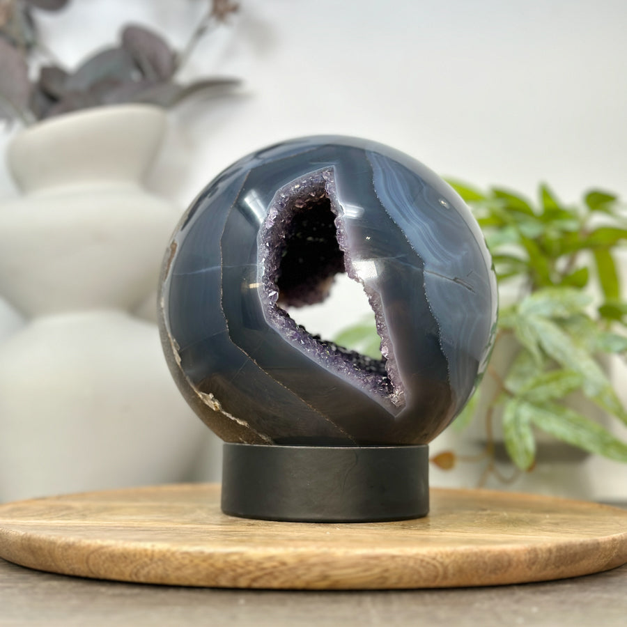 Amethyst-Achat-Steinkugel XXL mit blau gebänderter Struktur und kristallinem Zentrum
