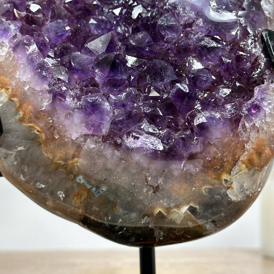 Amethyst-Quarz-Kristallcluster mit gelb gebänderter Matrix