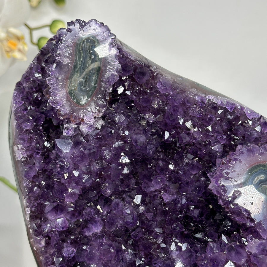 Amethyst-Kristallcluster mit weich verlaufender, violetter Farbstruktur, in hochwertiger Naturqualität