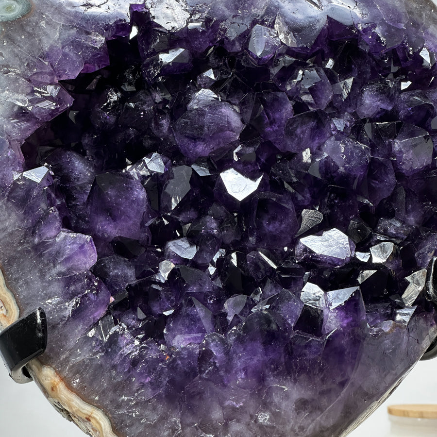 Amethyst-Kristallcluster groß mit tiefvioletter Kristallstruktur, in hochwertiger Naturqualität