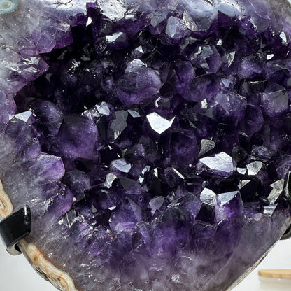 Amethyst-Kristallcluster groß mit tiefvioletter Kristallstruktur, in hochwertiger Naturqualität