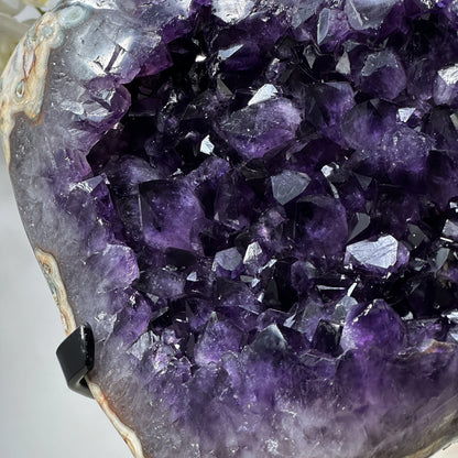 Amethyst-Kristallcluster groß mit tiefvioletter Kristallstruktur, in hochwertiger Naturqualität