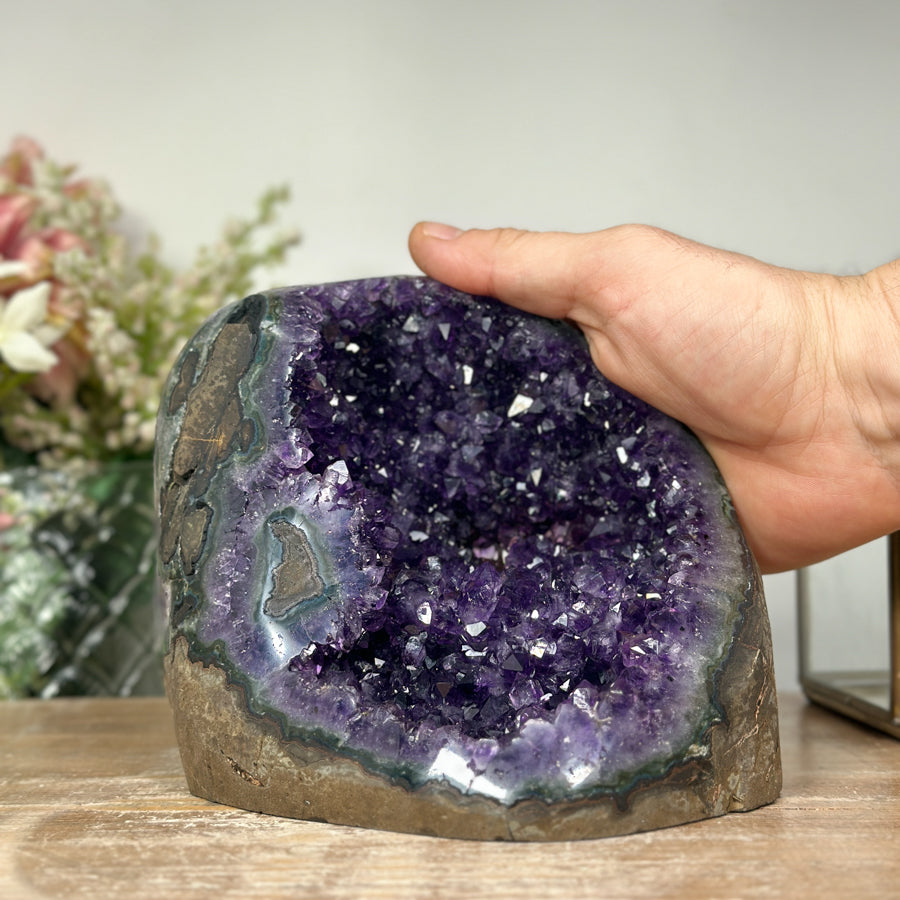 Amethyst-Geode mit wunderschön funkelnder Kristallkammer