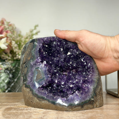 Amethyst-Geode mit wunderschön funkelnder Kristallkammer