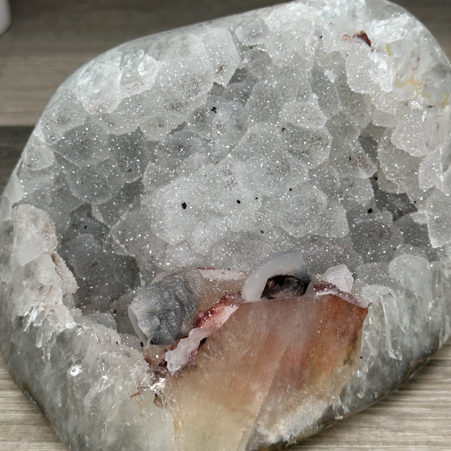Quarz-Druzy-Geode mit fein auskristallisierter Oberfläche
